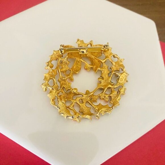 💜 Vintage JJ Jonette Jewelry Gold Tone Holiday Christmas Wreath Openwork Brooch - Picture 2 of 3